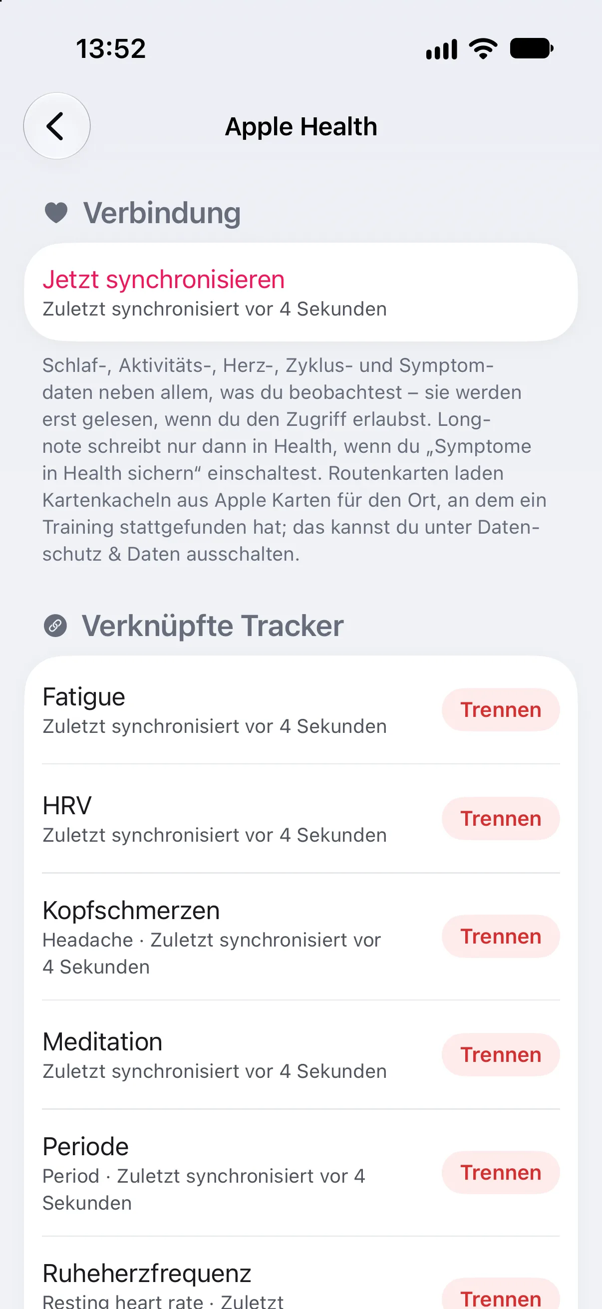 Einstellungen › Apple Health in Longnote: „Verbindung“ mit „Jetzt synchronisieren“, darunter ein Hinweis, welche Daten gelesen werden, sobald du den Zugriff erlaubst, und dass Longnote nur in Health schreibt, wenn du „Symptome in Health sichern“ einschaltest. Unter „Verknüpfte Tracker“ Fatigue, HRV, Kopfschmerzen, Meditation, Periode und Ruheherzfrequenz, jeweils mit „Zuletzt synchronisiert vor 4 Sekunden“ und der Taste „Trennen“.